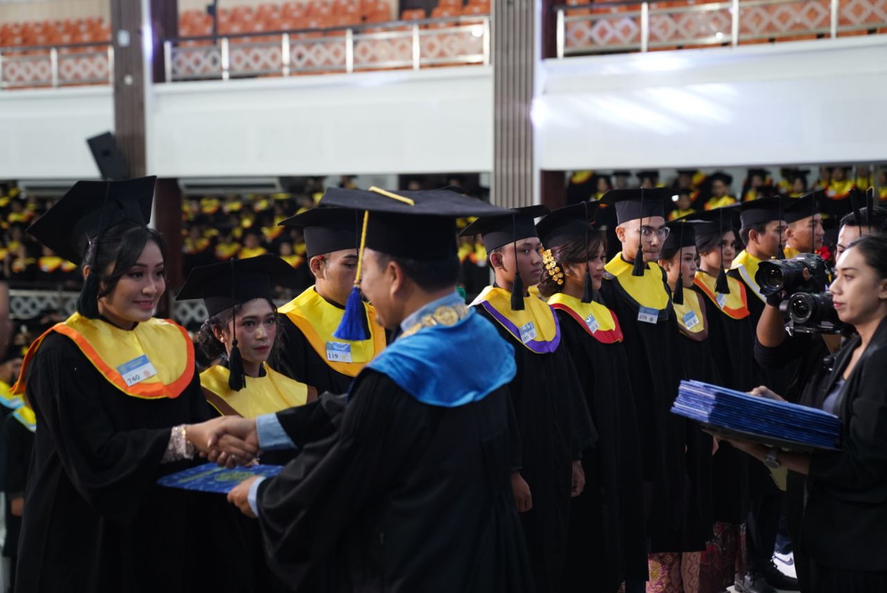 Wisuda Ke-170, Rektor Unud Lepas 1.235 Wisudawan Diharapkan Berkontribusi Untuk Kemajuan Masyarakat, Bangsa dan Negara